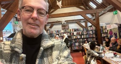 Verslaggever Dick Roelse in De Boekenstal te Poortugaal #verslaggeververmist